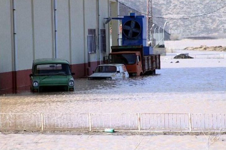 Antalya’da Sel Tarım Arazilerini Vurdu