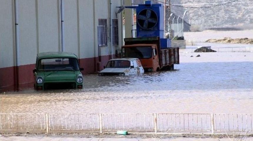 Antalya&rsquo;da Sel Tarım Arazilerini Vurdu