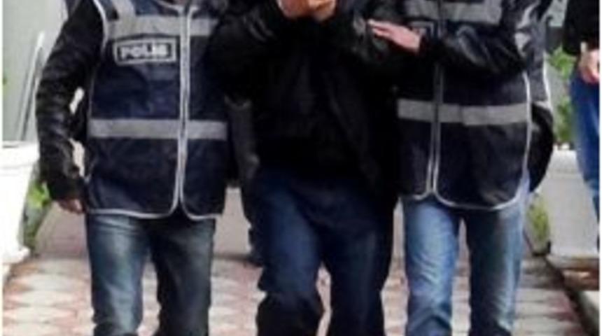 Namaz Kılar Gibi Yapıp Camide C&uuml;zdanları &Ccedil;aldılar