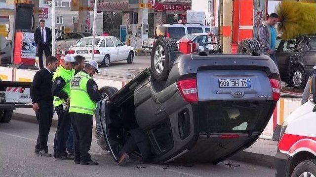 Yıkama Makinesine Girmek İsteyen Araç Takla Attı: 3 Yaralı