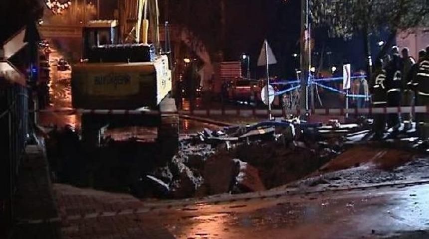 Su Borusu Patladı; Yol &Ccedil;&ouml;kt&uuml;, Evler Su Altında Kaldı