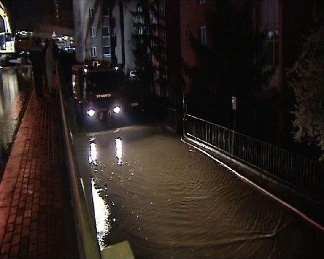 Su Borusu Patladı; Yol Çöktü, Evler Su Altında Kaldı