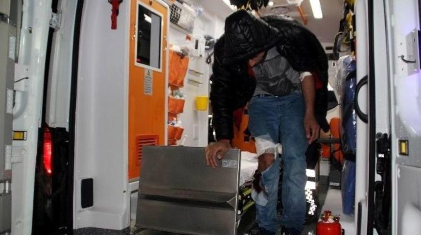 2 Gen&ccedil; Yolda Y&uuml;r&uuml;rken Bı&ccedil;aklanarak Gasp Edildi