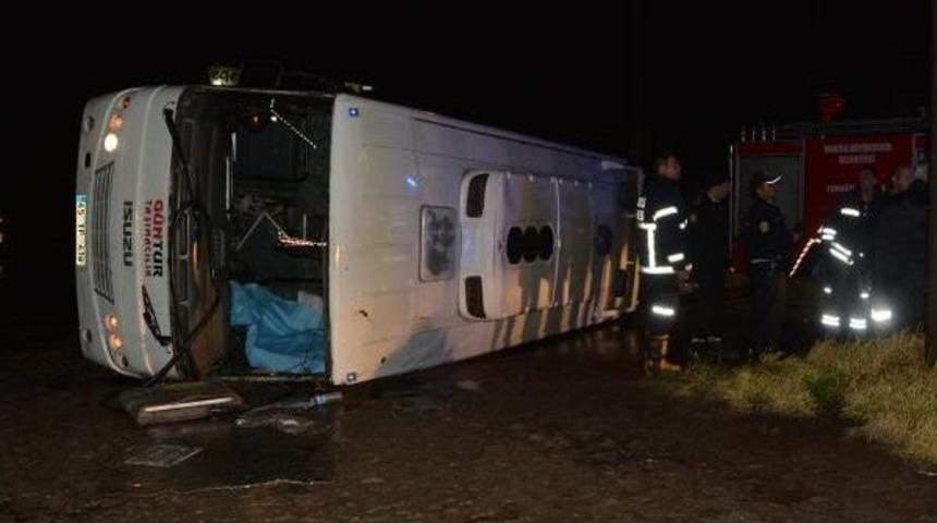 Turgutlu'da Servis Midib&uuml;s&uuml; Devrildi: 1 &Ouml;l&uuml;, 11 Yaralı