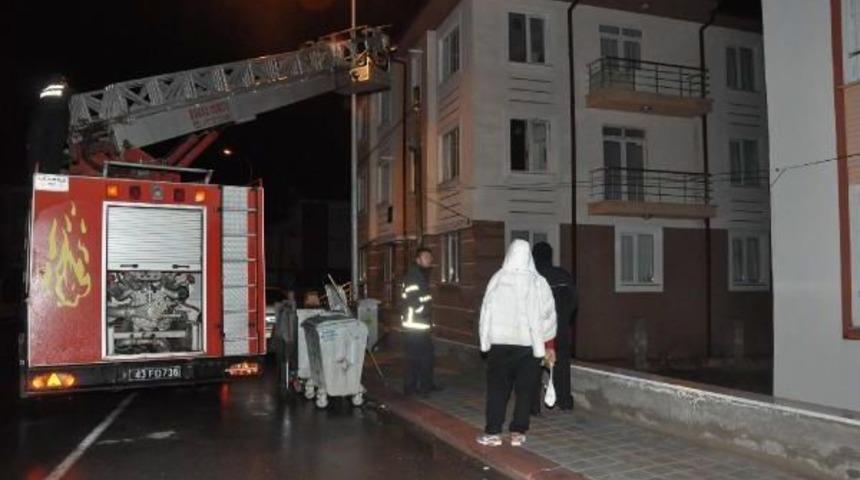 Balkondaki K&ouml;peğe Itfaiyeciler Su Ve Yiyecek Verdi