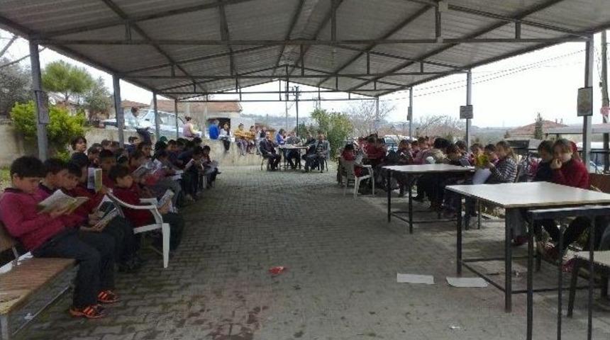 Meydanda Kitap Okudular