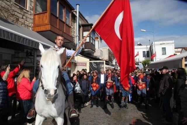 Alaçatı Ot Festivali Kortej Yürüyüşüyle Renklendi