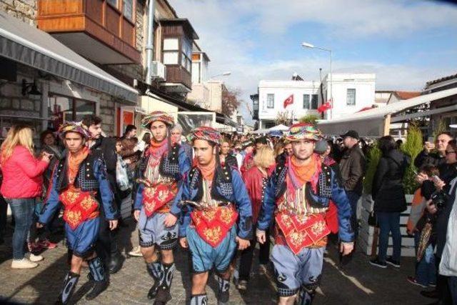 Alaçatı Ot Festivali Kortej Yürüyüşüyle Renklendi