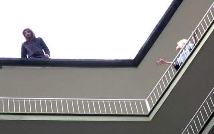 (özel Haber) Bunalıma Giren Genç 10 Katlı Binadan Atladı G1