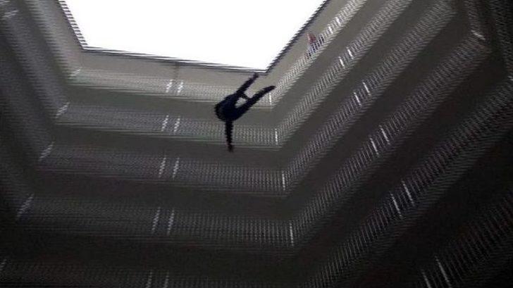 (özel Haber) Bunalıma Giren Genç 10 Katlı Binadan Atladı G3