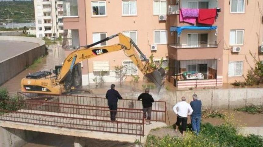 Sağanak Yağmur Erdemli'de Sele Neden Oldu