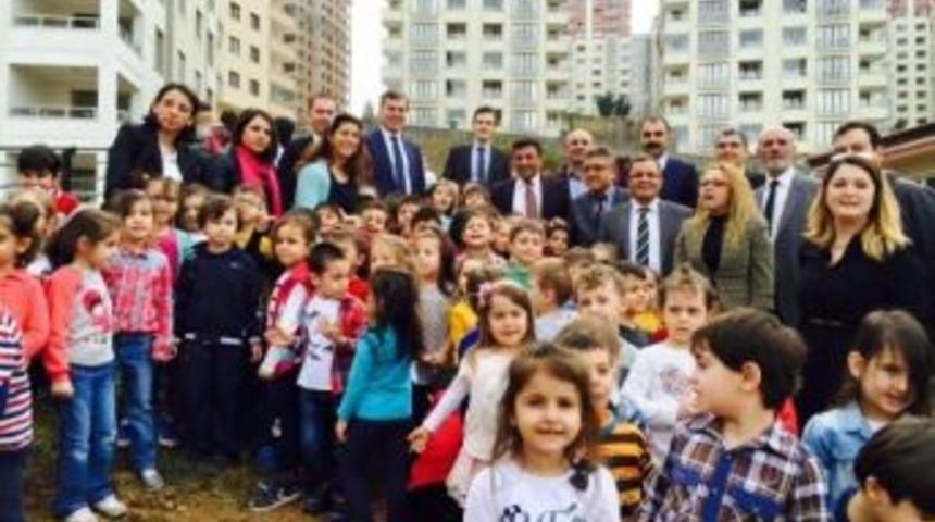 Başkan Altunbaş &Ccedil;ocuklarla Fidan Dikti