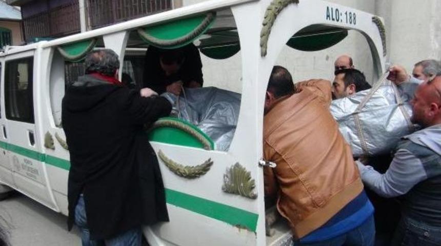 Sobadan Zehirlenen Anne &Ouml;ld&uuml;, Kızı Hastaneye Kaldırıldı