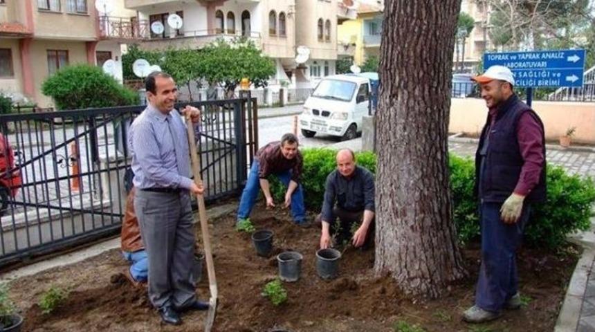 Her Personel İ&ccedil;in Bir Adet G&uuml;l Diktiler