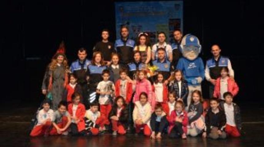 Emniyetten Bin 600 &Ccedil;ocuğa Tiyatro