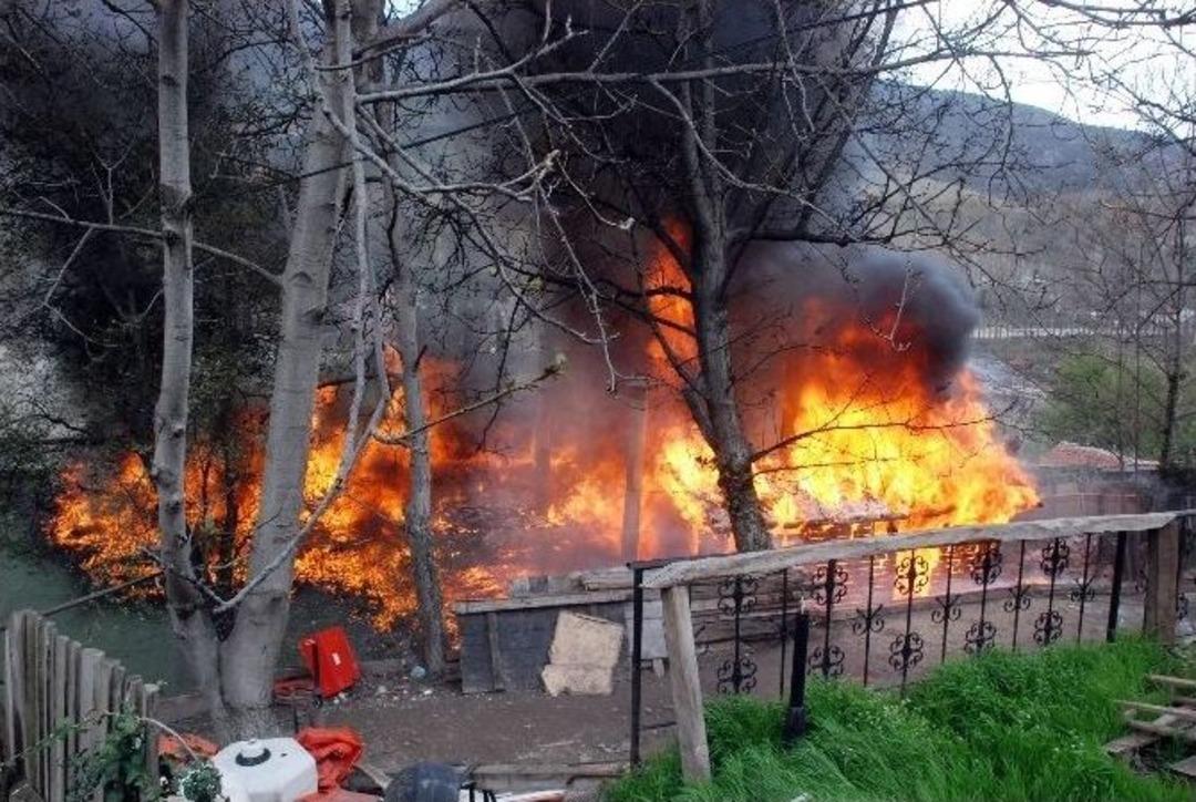 Ahşap Lokanta Alev Alev Yandı