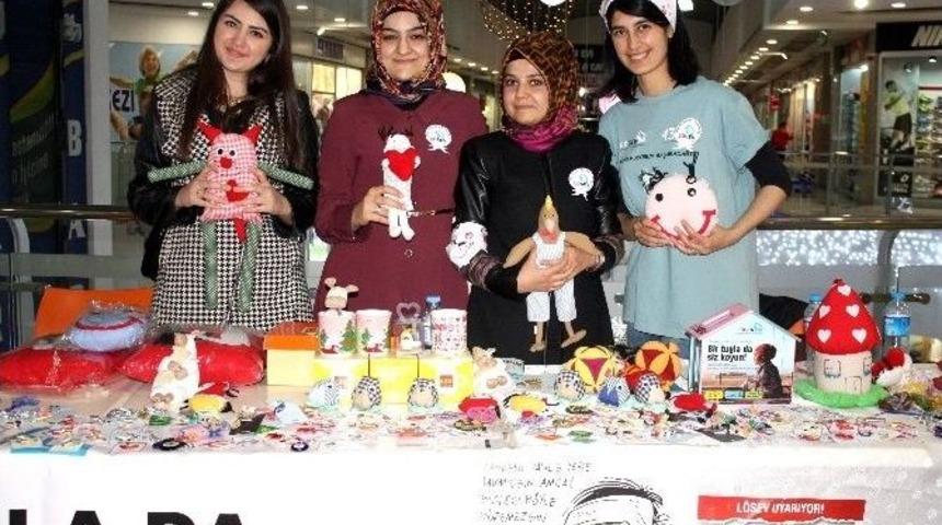 &Uuml;niversiteli &Ouml;ğrenciler, L&ouml;sev İ&ccedil;in Stant A&ccedil;tı