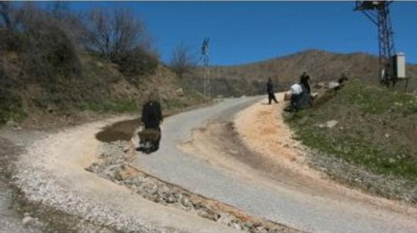 Bozulan Yolu K&ouml;yl&uuml;ler Onarıyor