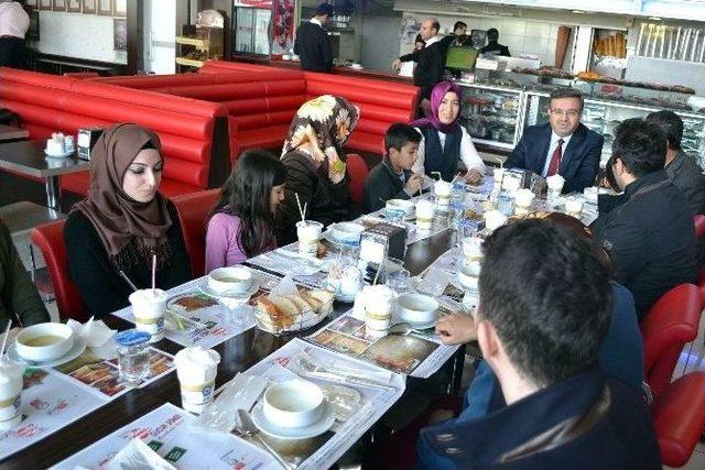 Ak Parti Afyonkarahisar Gençlik Kolları’ndan “yetimlerle Bir Aradayız” Programı