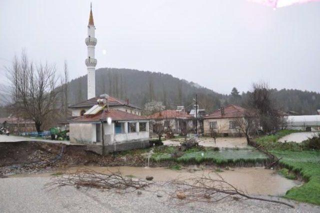 Acıpayam'ı Sağanak Yağmur Vurdu