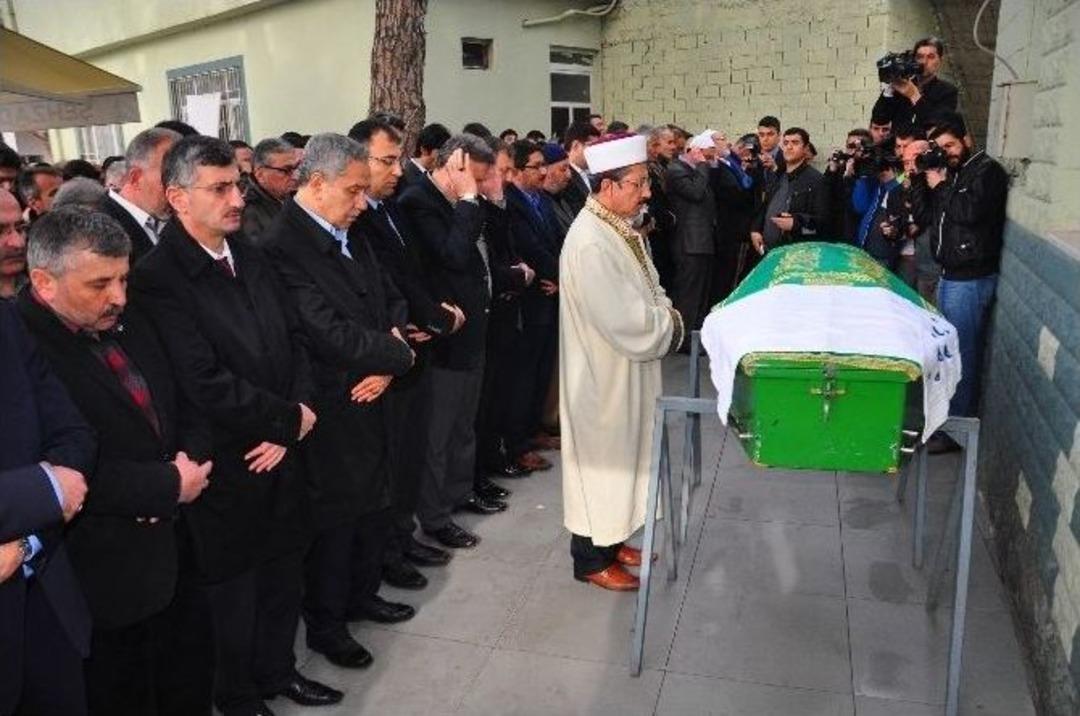 Arın&ccedil;, Eşinin Amcasının Cenazesine Katıldı