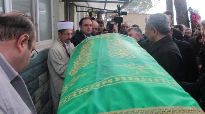 B&uuml;lent Arın&ccedil;, Yakınının Cenazesi I&ccedil;in Manisa'ya Geldi (2)