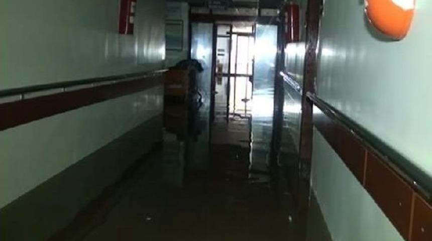 Birecik'te Hastaneyi, Siverek'te Evleri Su Bastı