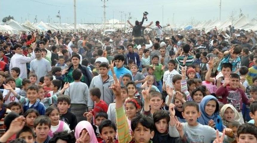 İdlip Kuşatması &Ccedil;adır Kentte Miting Havasında Kutlandı