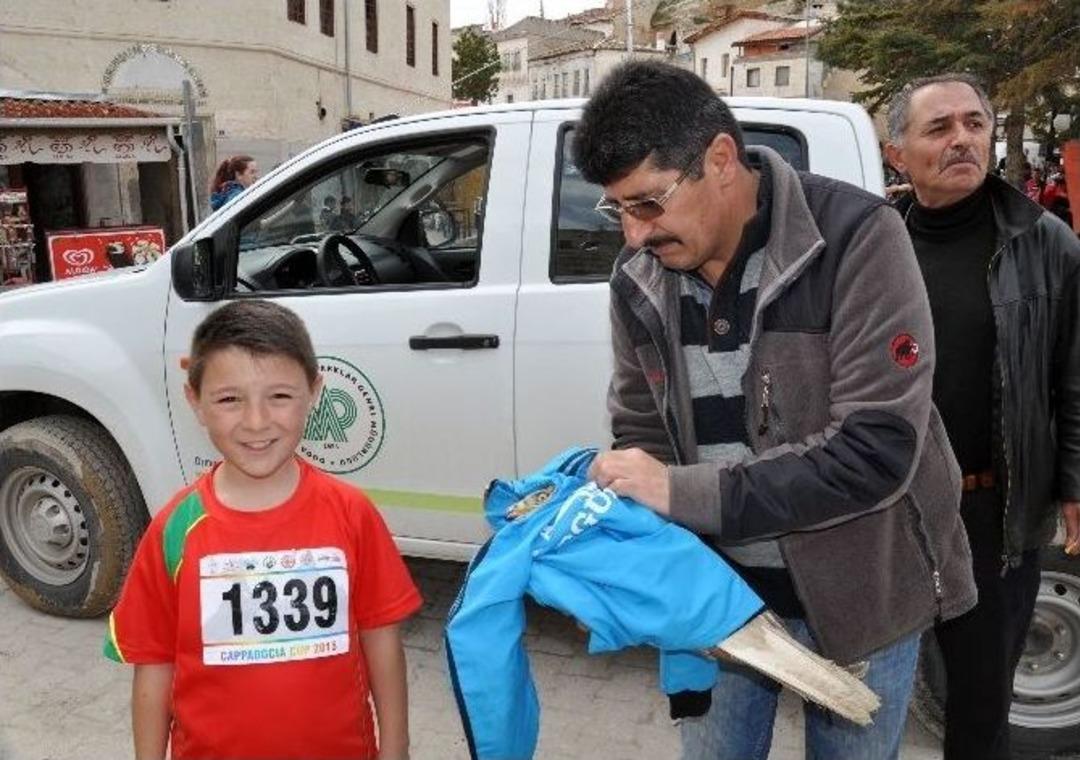 9 Yaşındaki Sporcu Yaralı Şahini Kurtarmak İ&ccedil;in Yarışmadan Vazge&ccedil;ti