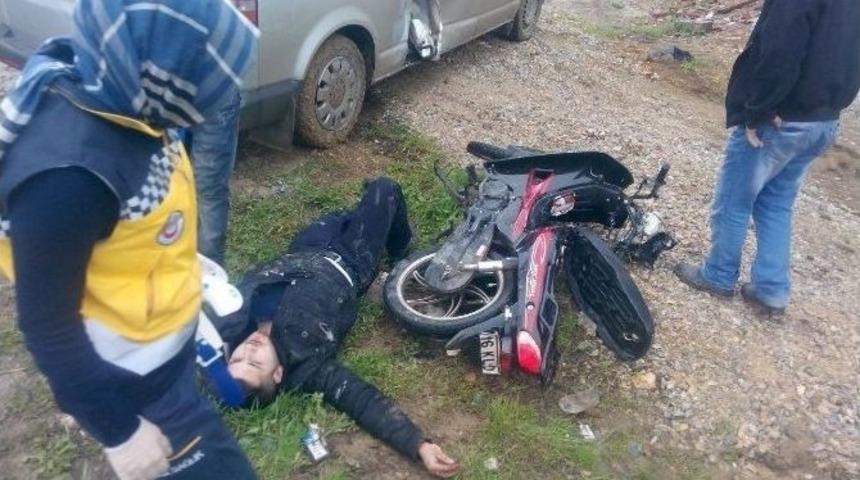 Minib&uuml;sle &Ccedil;arpışan Motosikletli Gen&ccedil; Yaralandı