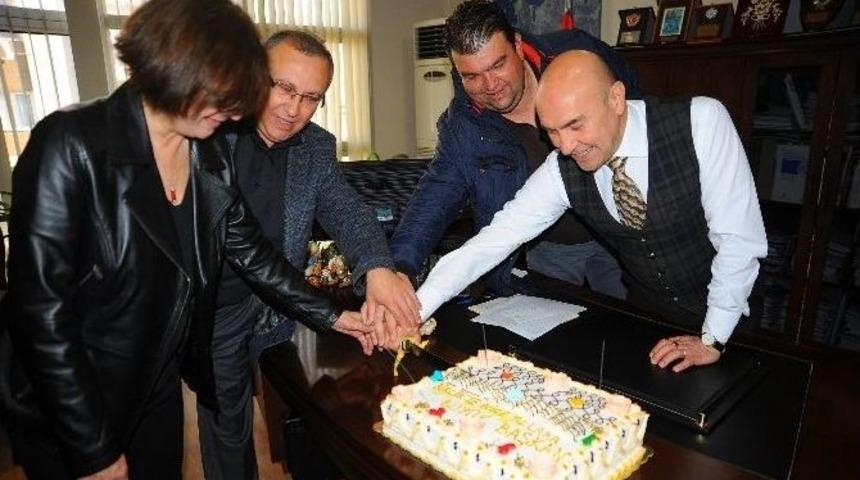 Seferihisar Belediyesi Personellerinden Başkan&rsquo;a S&uuml;rpriz Kutlama