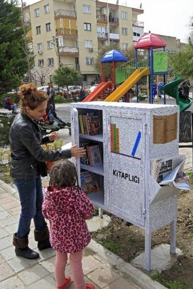 Konak’ta Parklar Kitap Kokuyor