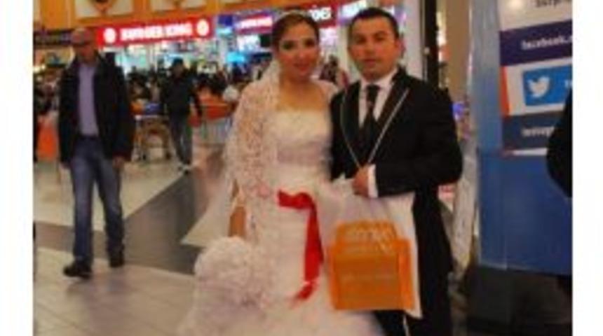 Gelin Ve Damat Evliliklerinin İlk Saatinde Deepo&rsquo;da Alışveriş Yaptı