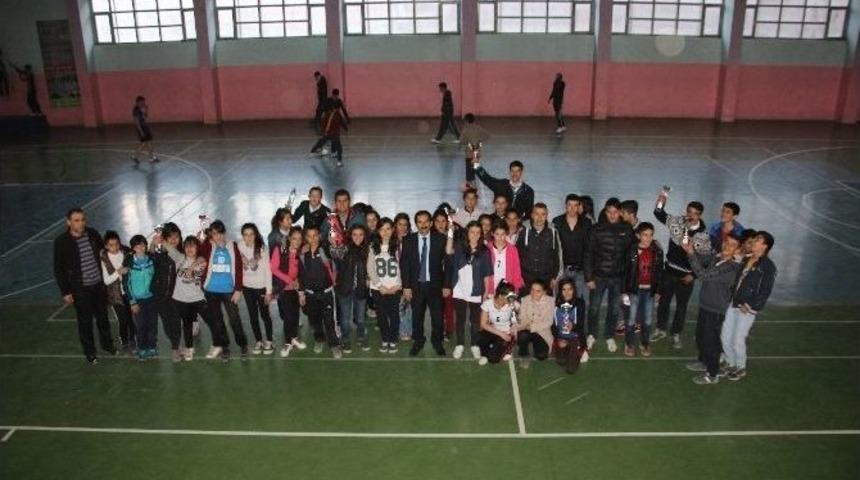 Hakkari&rsquo;de Voleybol M&uuml;sabakaları Sona Erdi