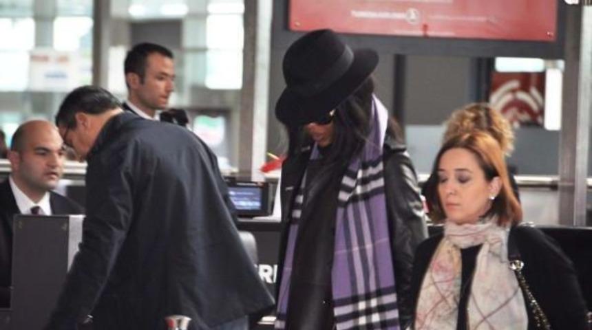 &Uuml;nl&uuml; Model Naomi Campbell, Y&uuml;z&uuml;n&uuml; G&ouml;stermek Istemedi