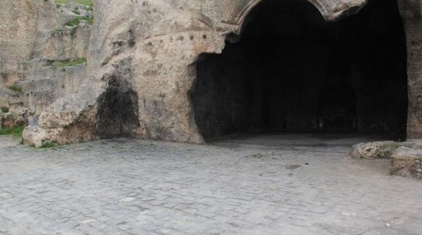 Eyy&uuml;biye Belediyesi Camiyi Gavura&rsquo;yı Temizledi