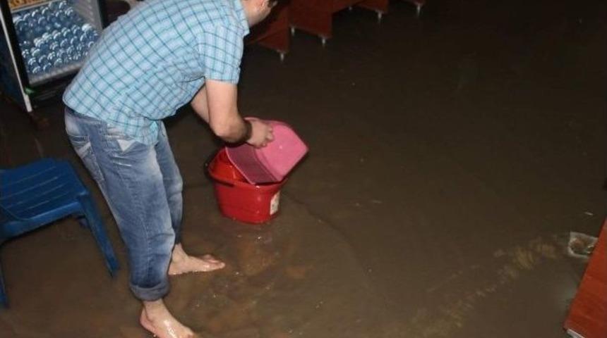 Sağanak Yağış Taşkına Neden Oldu