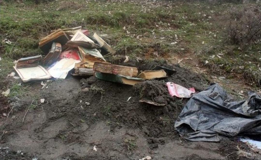 Toprağa G&ouml;m&uuml;l&uuml; 50 Kuran-ı Kerim Bulundu