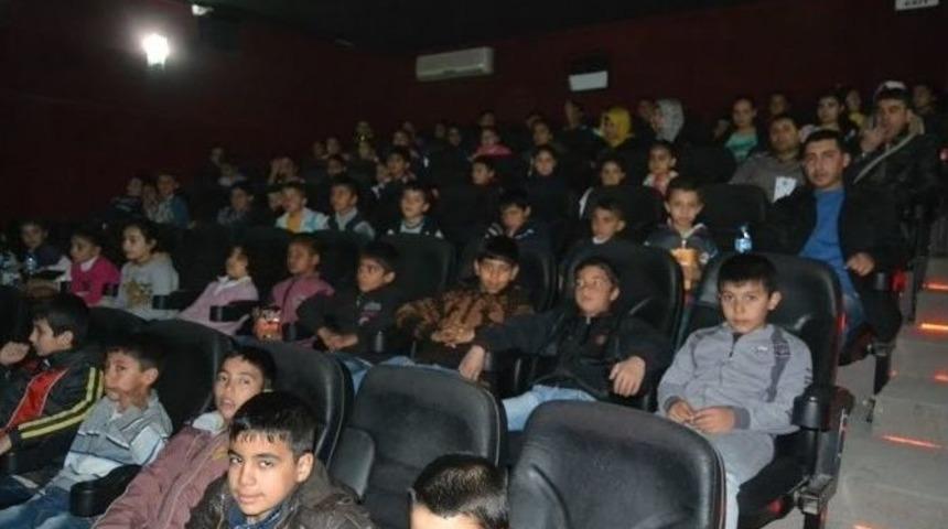 Liselilerden İlkokul &Ouml;ğrencilerine Sinema Desteği