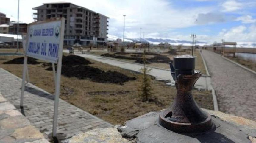 Abdullah G&uuml;l Parkı'nın Lambalarını Kırdılar