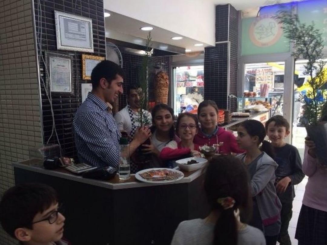 Bilgievi &Ouml;ğrencileri Yaşanabilir Bir D&uuml;nya İ&ccedil;in Fidan Dağıttı