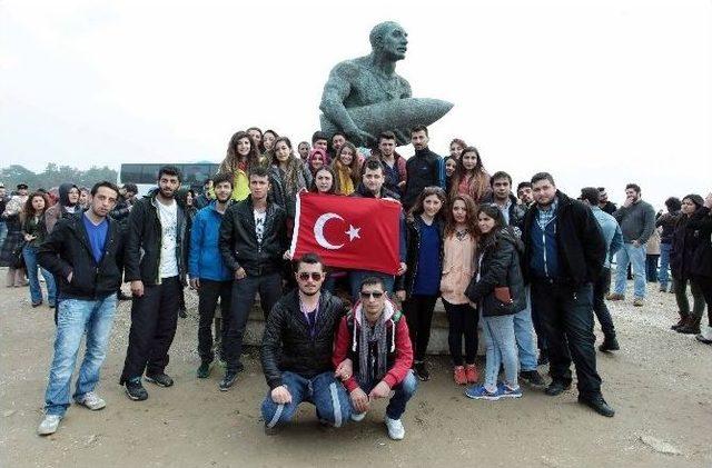 Atatürk Üniversitesi Öğrencileri Çanakkale Zaferi’nin 100. Yılı Dolayısıyla Çanakkale’ye Gezi Düzenledi