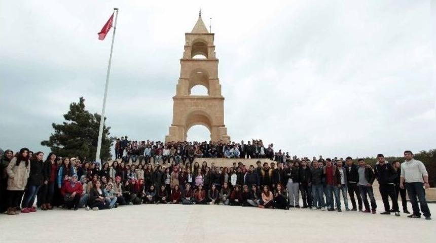 Atat&uuml;rk &Uuml;niversitesi &Ouml;ğrencileri &Ccedil;anakkale Zaferi&rsquo;nin 100. Yılı Dolayısıyla &Ccedil;anakkale&rsquo;ye Gezi D&uuml;zenledi