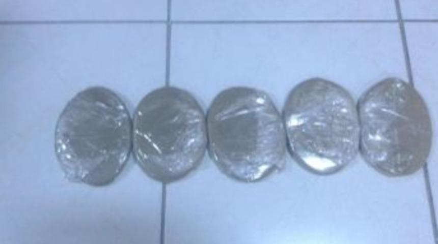 Suriyelinin Çantasında 1 Kilo 600 Gram Esrar Çıktı