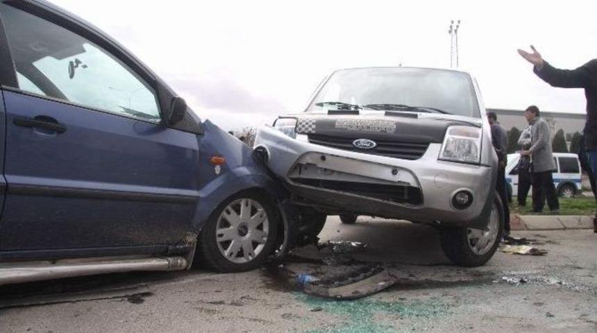Gaziantep&rsquo;te Ara&ccedil;ta Sıkışan 3 Kişi İtfaiye Tarafından &Ccedil;ıkartıldı