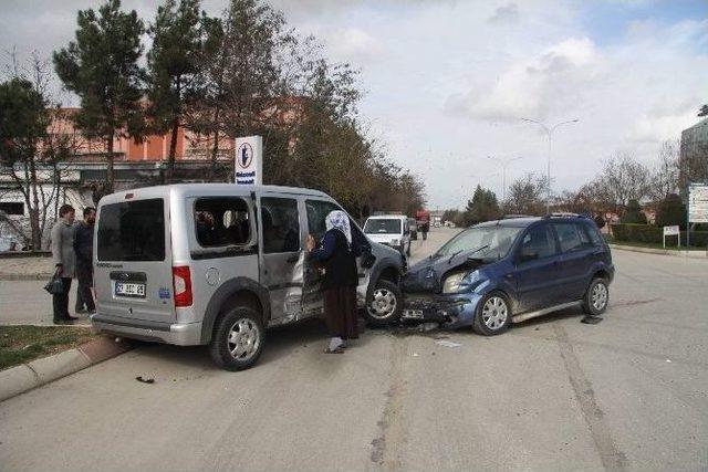 Gaziantep’te Araçta Sıkışan 3 Kişi İtfaiye Tarafından Çıkartıldı