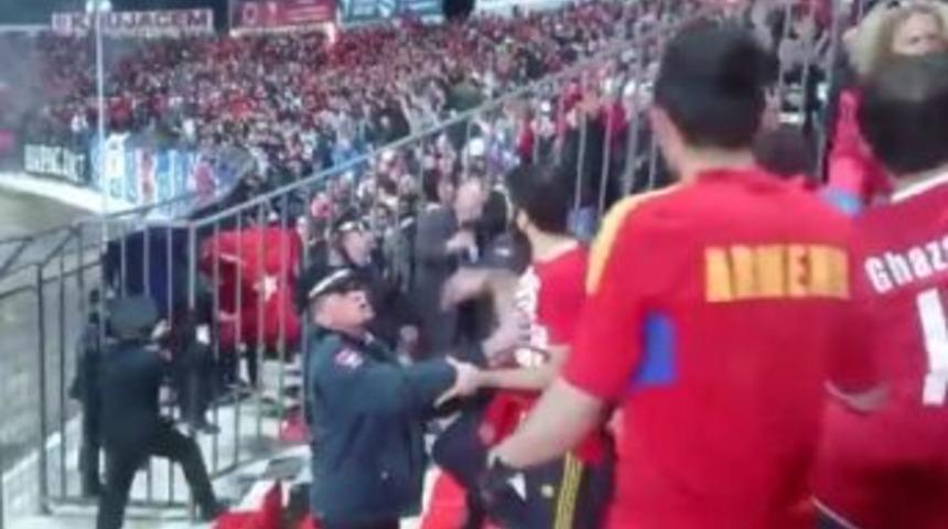 Ermeni Taraftarlar, T&uuml;rk Bayrağını G&ouml;r&uuml;nce &Ccedil;ılgına D&ouml;nd&uuml;