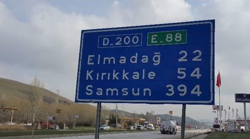 Ak Parti&rsquo;li Aday&rsquo;dan Karayolları&rsquo;na Tabela Tepkisi