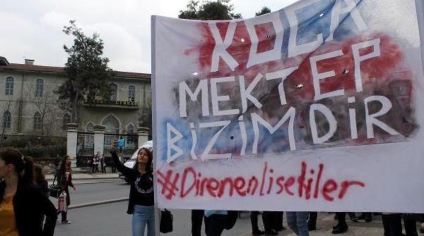 Liseli &Ouml;ğrenciler Okulları I&ccedil;in Y&uuml;r&uuml;d&uuml;