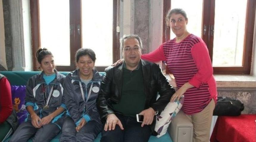 &Uuml;nver, &Ouml;zel İnsanlar Eğitim Merkezi&rsquo;ndeki &Ouml;ğrenci Ve Aileleri Ziyaret Etti